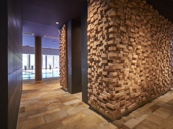 Der Innenbereich und Zugang zum Innenbecken verkleidet mit Naturmaterialien. Bildnachweis: Mit freundlicher Genehmigung der Hotel Therme Bad Teinach Der Innenbereich und Zugang zum Innenbecken verkleidet mit Naturmaterialien. Bildnachweis: Mit freundlicher Genehmigung der Hotel Therme Bad Teinach