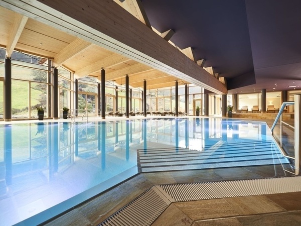 Bild des Innenbeckens der Mineraltherme Bad Teinach, sowie einiger Badeliegen. Bildnachweis: Mit freundlicher Genehmigung der Hotel Therme Bad Teinach Bild des Innenbeckens der Mineraltherme Bad Teinach, sowie einiger Badeliegen. Bildnachweis: Mit freundlicher Genehmigung der Hotel Therme Bad Teinach