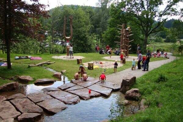 Wasserspielplatz Bildnachweis: Mit freundlicher Genehmigung der Gemeinde Seewald Wasserspielplatz Bildnachweis: Mit freundlicher Genehmigung der Gemeinde Seewald